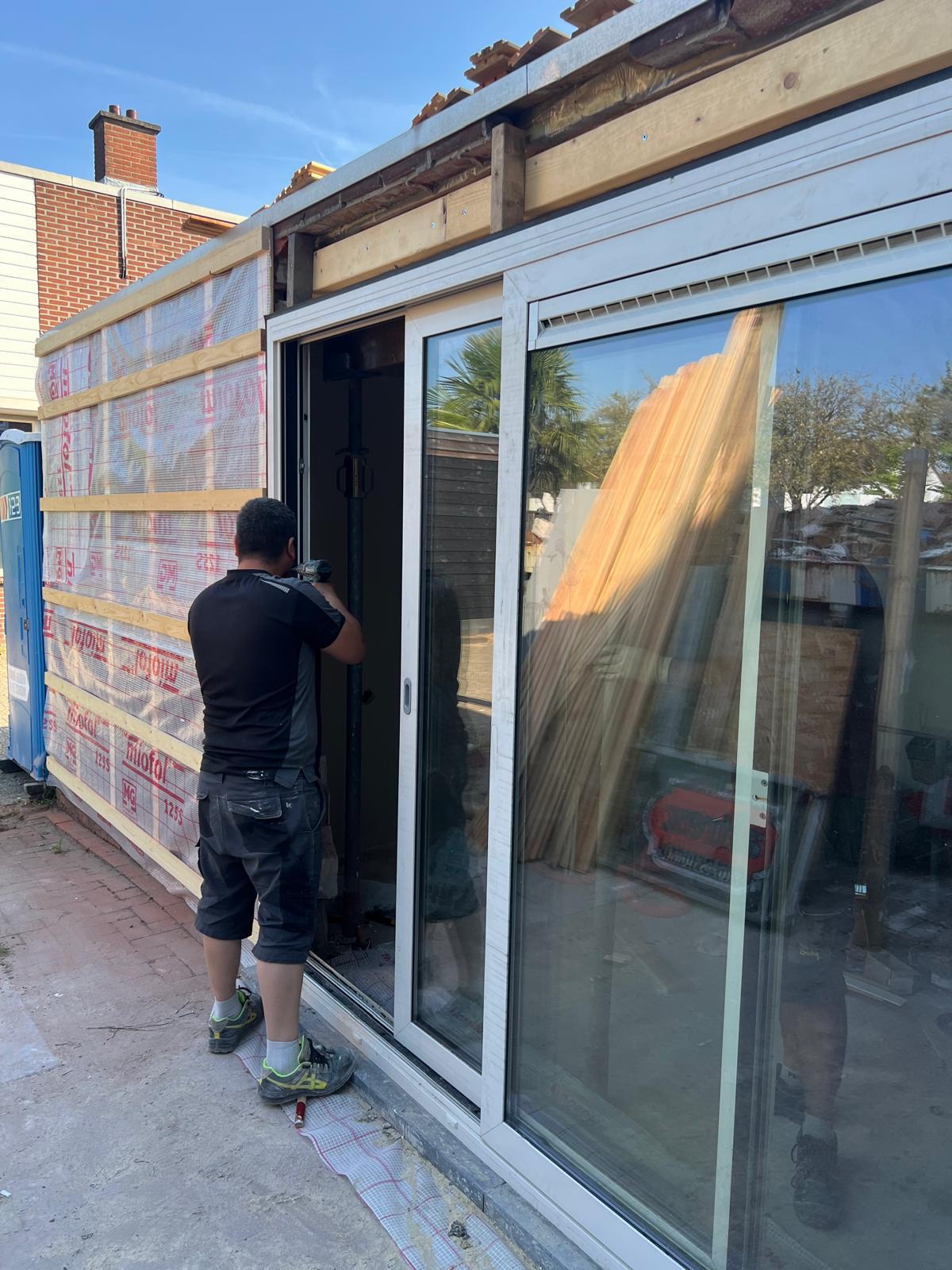 Maatwerk uitbouw met houten gevel en schuifpui in Veenendaal