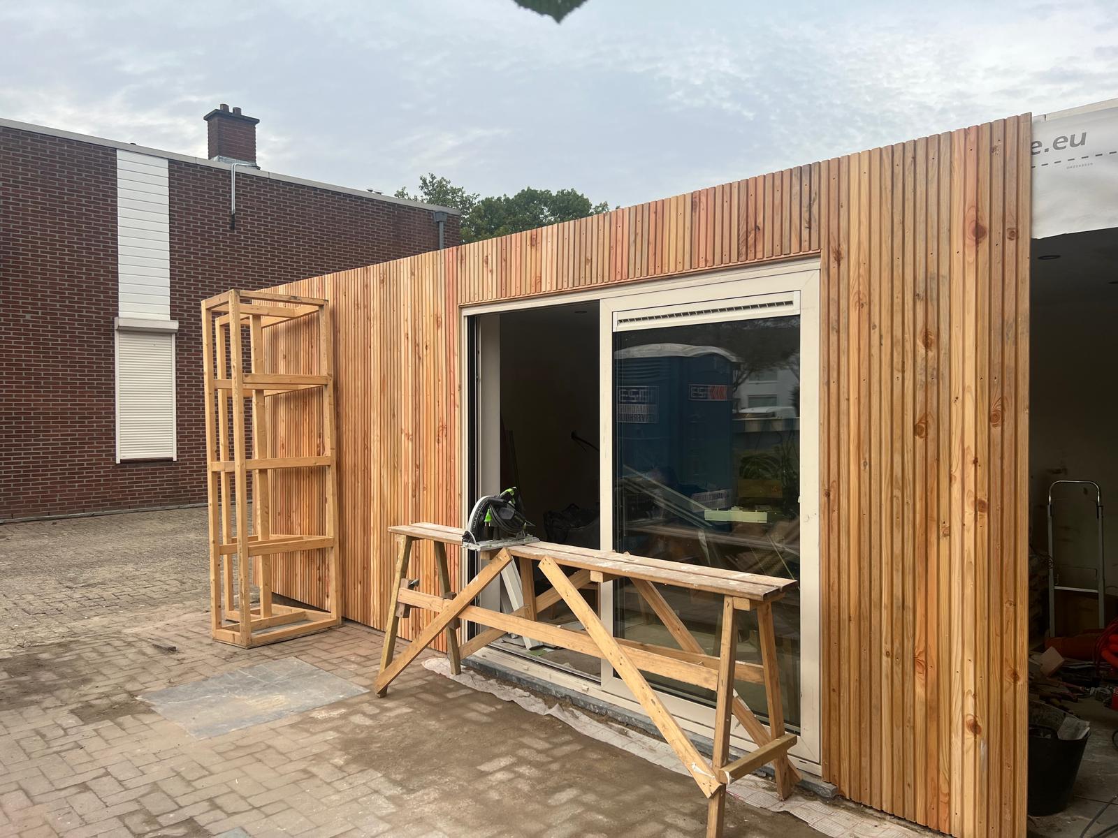 Detail van schuifpui en houten lattengevel